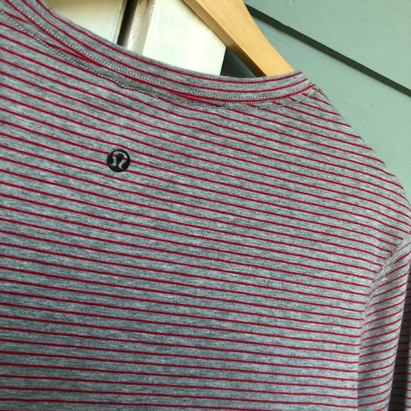 LULULEMON Men's Striped V Neck Short Sleeve Shirt Small? - Picture 5 of 5